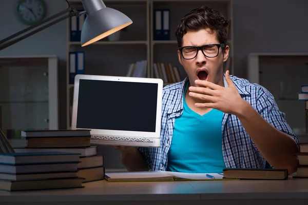 Estudante se preparando para exames tarde da noite em casa — Fotografia de Stock