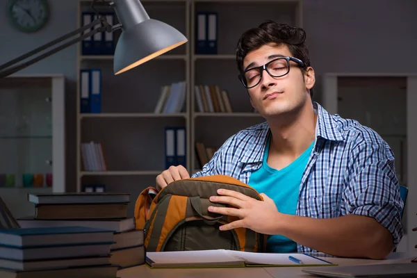 Student bereitet sich spät abends zu Hause auf Prüfungen vor — Stockfoto