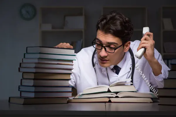 Medische student bereidt zich voor op universitaire examens 's nachts — Stockfoto