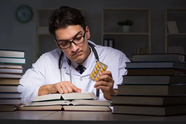 Medizinstudent bereitet sich nachts auf Uni-Prüfungen vor — Stockfoto