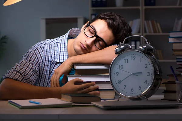 Student bereitet sich spät abends zu Hause auf Prüfungen vor — Stockfoto