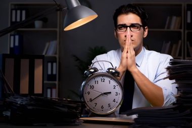 Genç işadamı geç saatlere kadar ofiste çalışıyor.