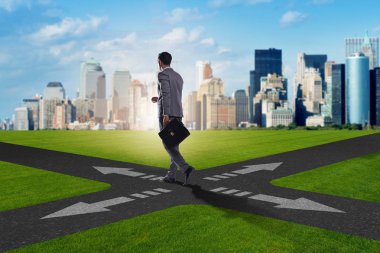 Belirsizlik kavramında yol ayrımında olan genç işadamı
