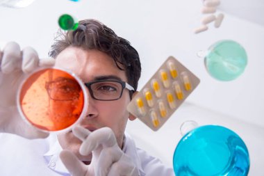 Laboratuvarda zehirli kimyasallarla çalışan bir kimyager.
