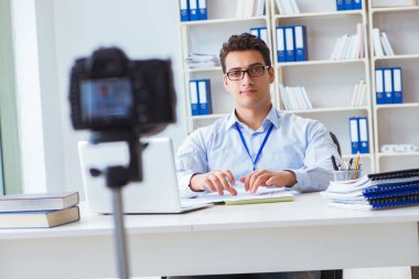 İş blogcusu aboneleri için internet yayını yapıyor