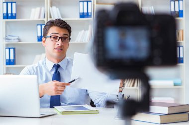 İş blogcusu aboneleri için internet yayını yapıyor