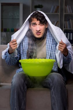 Hasta adam gece evde solunum yapıyor.