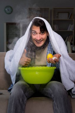 Hasta adam gece evde solunum yapıyor.