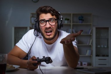 Genç adam ofiste saatlerce oyun oynuyor.