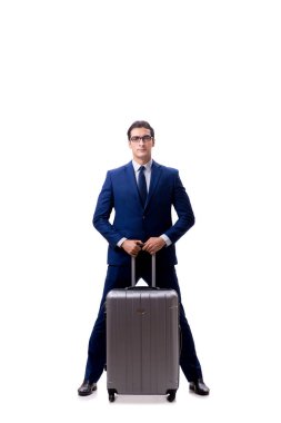 Beyaz arka planda bavulu olan genç bir işadamı.