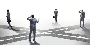 Belirsizlik kavramında yol ayrımında olan genç işadamı