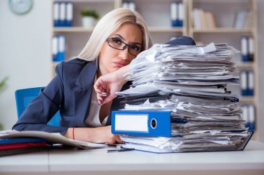 Ofiste çalışan meşgul bir iş kadını.