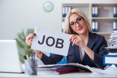 Masasında mesajı olan bir iş kadını.