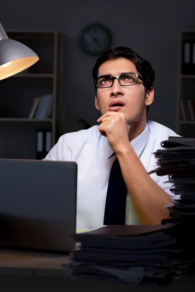 Jungunternehmer macht spät im Amt Überstunden — Stockfoto