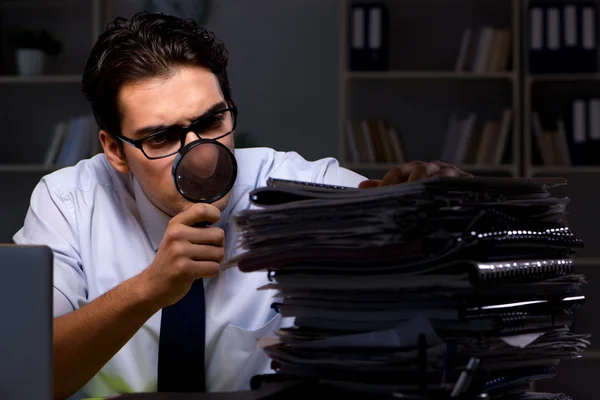 Jovem empresário que trabalha horas extras no final do mandato — Fotografia de Stock