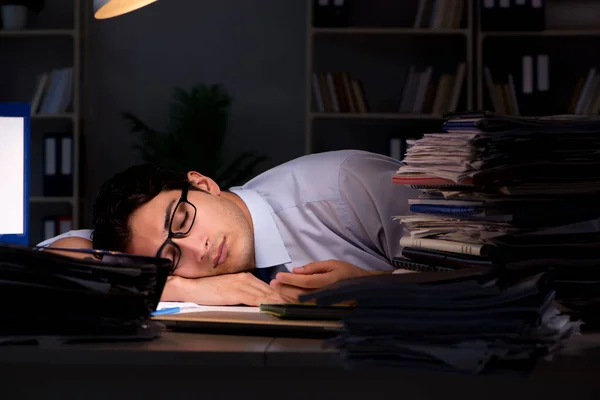 Jeune homme d'affaires travaillant des heures supplémentaires tard dans le bureau — Photo