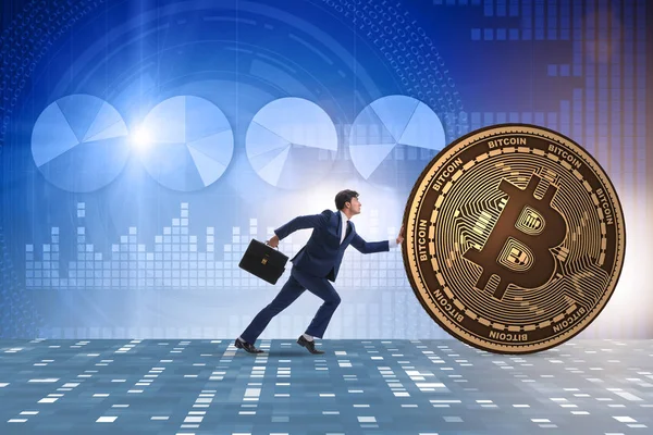 Geschäftsmann treibt Bitcoin in Kryptowährung-Blockchain-Konzept — Stockfoto