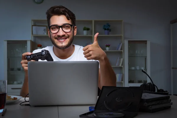 Jeune homme jouant à des jeux longues heures en retard au bureau — Photo