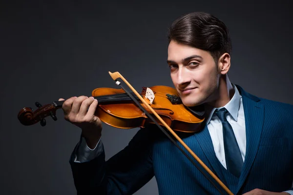 Jeune homme jouant du violon dans la chambre noire — Photo