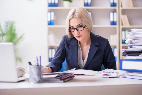 Occupata donna d'affari che lavora in ufficio alla scrivania — Foto Stock