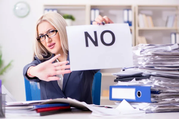 Geschäftsfrau mit Botschaft im Büro am Schreibtisch — Stockfoto