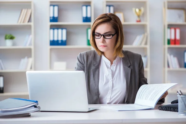 Businesswoman working in the office — Stock Photo, Image