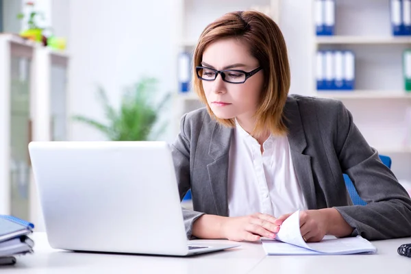 Femme d'affaires travaillant dans le bureau — Photo