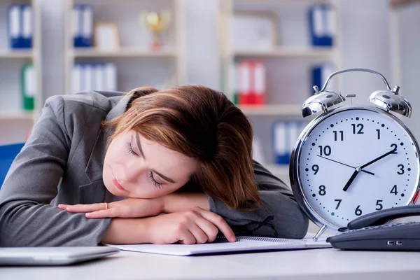 Geschäftsfrau arbeitet im Büro — Stockfoto