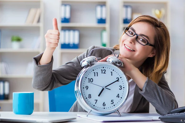 Businesswoman working in the office — Stock Photo, Image