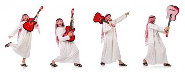 Arap adam beyaz izole gitar çalmak