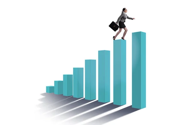 Empresária escalando gráfico de barras no conceito de recuperação econômica — Fotografia de Stock
