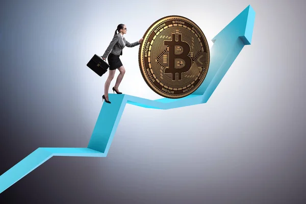 Bizneswoman pchanie bitcoin w kryptowaluta blockchain conce — Zdjęcie stockowe