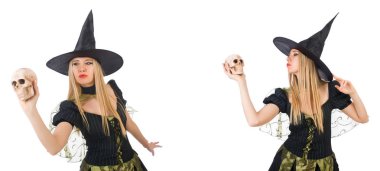 Beyaz izole kafatası ile güzel cadı