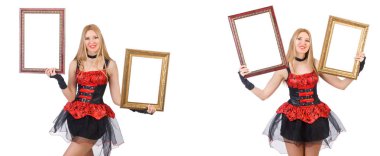 Resim çerçevesini beyaz üzerinde tutan kadın