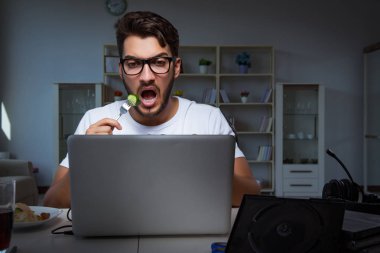 Genç adam ofiste saatlerce oyun oynuyor.