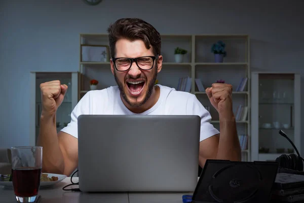 Jeune homme restant tard au bureau pour faire des heures supplémentaires — Photo