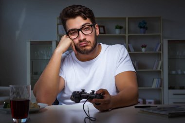 Genç adam ofiste saatlerce oyun oynuyor.