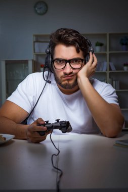 Genç adam ofiste saatlerce oyun oynuyor.