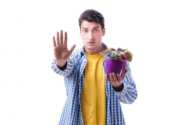 Çiçek saksısı olan genç adam beyaz tencereye izole edilmiş.