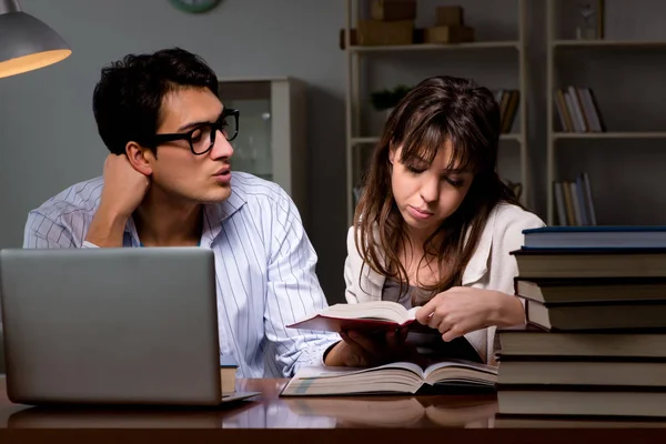 Dois estudantes que estudam tarde preparando-se para exames — Fotografia de Stock