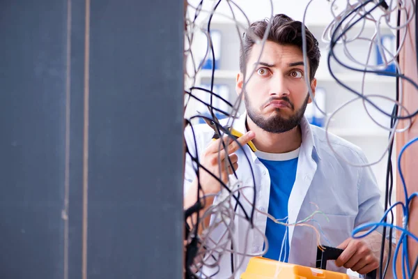 Eletricista tentando desembaraçar fios no conceito de reparo — Fotografia de Stock