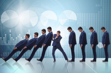 Domino etkisi iş konseptinde iş adamı