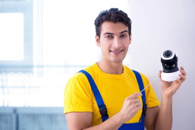 Müteahhit ofise güvenlik kamerası yerleştiriyor.