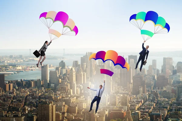 Ділові люди падають на парашути — стокове фото