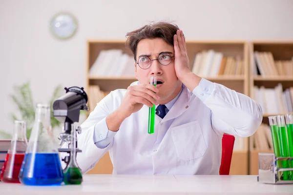 Őrült őrült tudós orvos kísérletezik egy laboratóriumban. — Stock Fotó