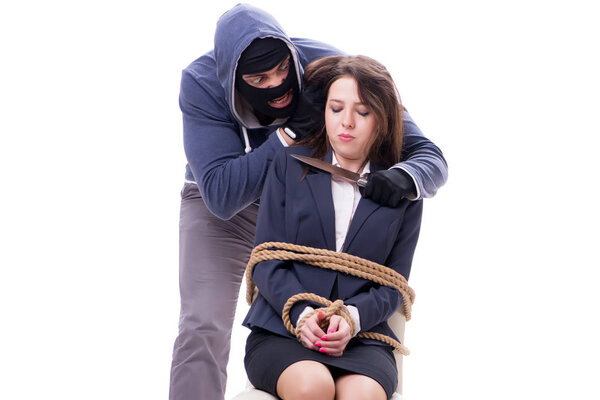 Нож угрожает связанной женщине
