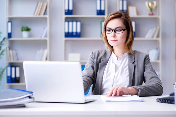 Femme d'affaires travaillant dans le bureau — Photo