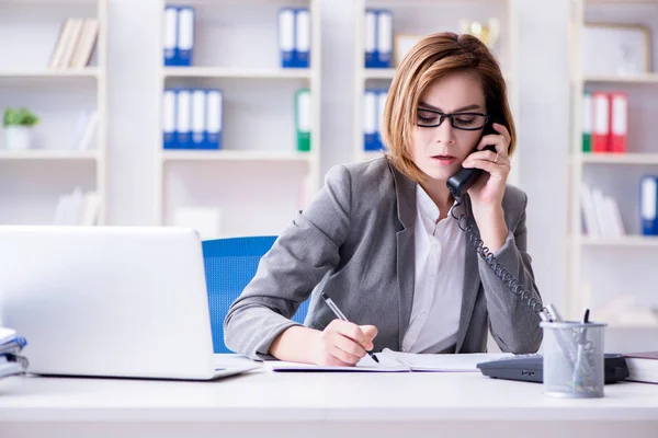 Empresária que trabalha no escritório — Fotografia de Stock