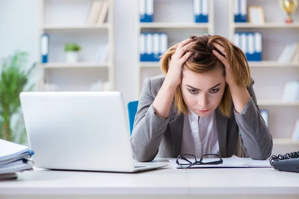 Femme d'affaires travaillant dans le bureau — Photo