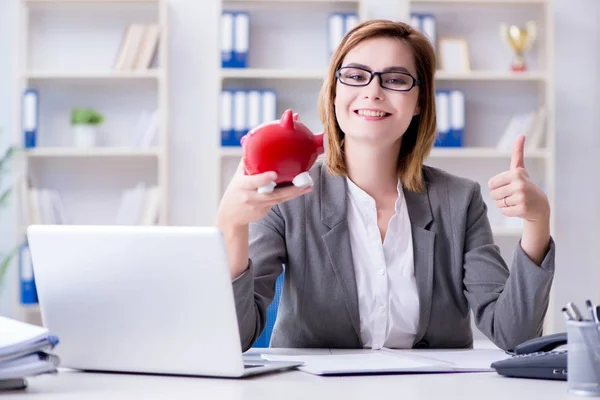 Femme d'affaires travaillant dans le bureau — Photo